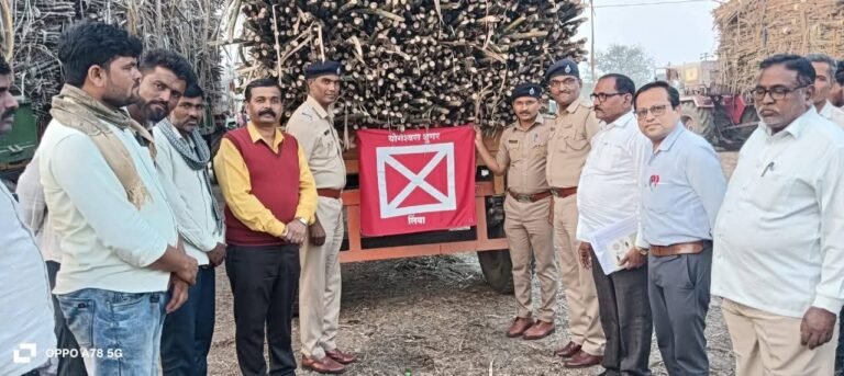 योगेश्वरी शुगर्सच्या ऊस वाहतुक वाहनांना बसविले रिफ्लेक्टर;  पोलीस अधिक्षक कार्यालय, योगेश्वरी शुगर्स चा उपक्रम.