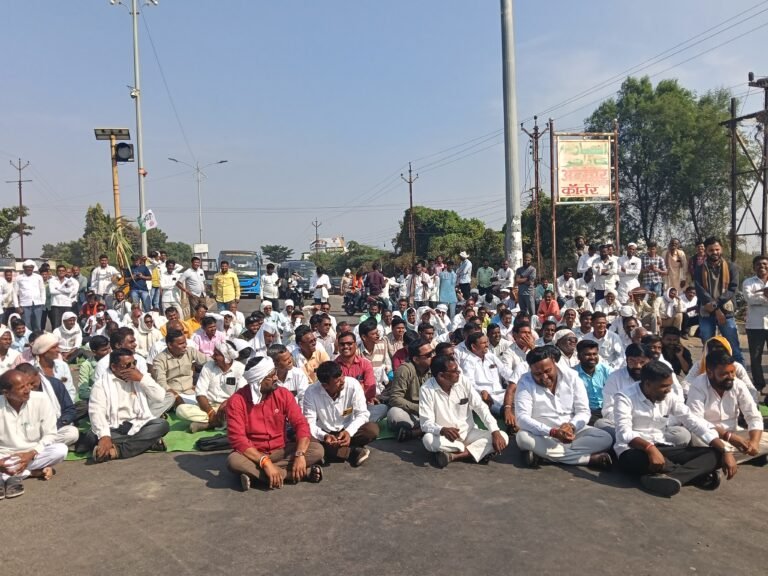 विविध मागण्यासाठी अखिल भारतीय ऊस उत्पादक शेतकरी समितीचा रास्ता रोको