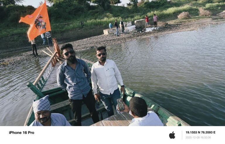 गोदावरी पात्रात महसूल कर्मचाऱ्यांची दुपारी कारवाई; तर सकाळीच गोदावरी पात्रातील तराफे गायब.                   महसूल मध्येच वाळू माफियांचे खबरी; गोदावरी पात्रात असलेले जुने तराफे पथकाकडून करण्यात आले नष्ट