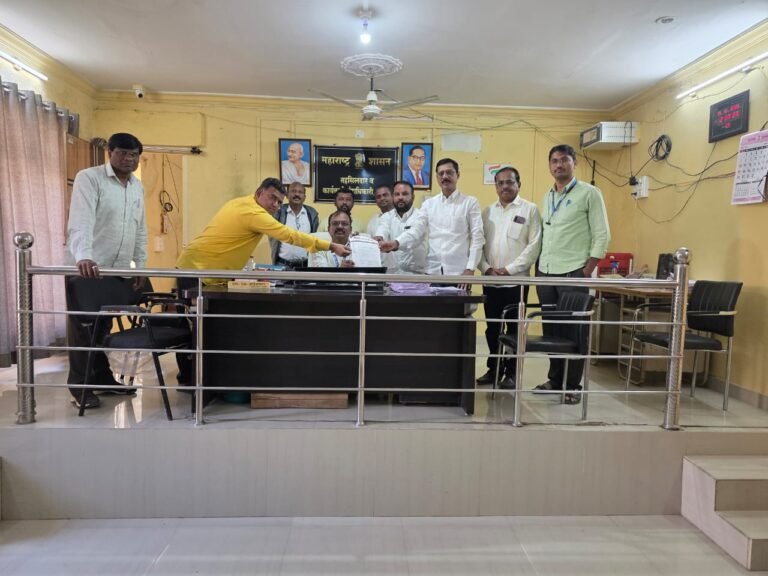 विविध मागण्यासाठी ग्राम महसूल अधिकारी यांचा आज पासून कामावर बहिष्कार: अद्यावत लॅपटॉप आणि प्रिंटर देण्याची मागणी