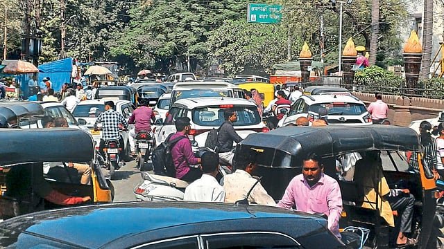 सार्वजनिक वाहतूक व्यवस्था सक्षम झाल्यास वाढत्या वाहनांना आळा बसेल