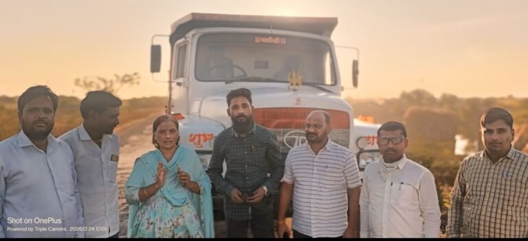 भरदिवसा वाळूची अवैध वाहतूक करणारा टिप्पर पथकाने पकडला     उपविभागीय अधिकारी संगीता चव्हाण यांच्या मार्गदर्शनाखाली नायब तहसीलदार रमेश धोपे यांची दुचाकीवर जात कारवाई 