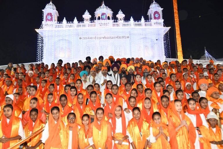 तख्त सचखंड श्री हजूर अबचलनगर साहिब गुरुद्वारा येथे ३५० शालेय विद्यार्थ्यांच्या स्वरात दुमदुमली गुरबानी     हिंद दी चादर गुरू तेग बहादूर साहिब जी यांच्या ३५० व्या शहीदी समागम वर्षानिमित्त कार्यक्रम