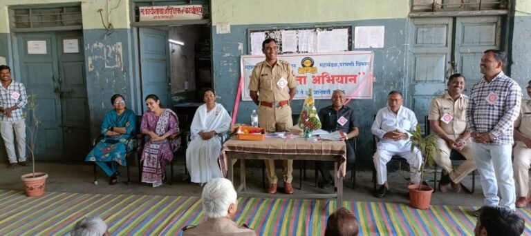 पाथरी आगारात सुरक्षितता अभियानाचे उद्घाटन      पोलीस ठाण्याचे पोलीस निरीक्षक लक्ष्मण केंद्रे यांची उपस्थिती 