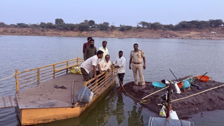 जिल्हाधिकारी यांच्या आदेशाने गौंडगाव येथील अनधिकृत वाळू उपशाच्या तराफ्यावर तहसीलदारच्या पथकाची कारवाई.